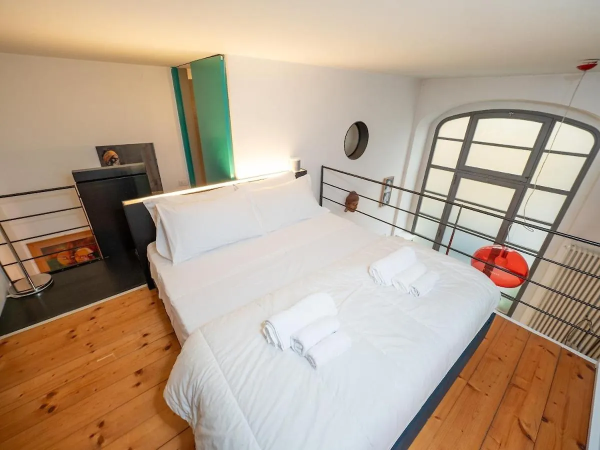 Ampio Loft 5' Dalla Metro Milan Italie